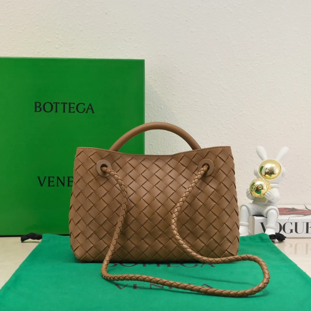 Batch 1860 B's 2023 spring and summer new model continues the brand's woven style with detailed metal knot switch buckles. This time, the shoulder straps are also made into tube weaves, showing different craftsmanship. The carrying method is versatile to create more different looks. Intrecciato woven leather small handbag, equipped with sliding crossbody strap. Internal compartments, including 1 zipper pocket and 2 open pockets with magnetic buckle closure. Size: 25*20*10cm, model: 7463#